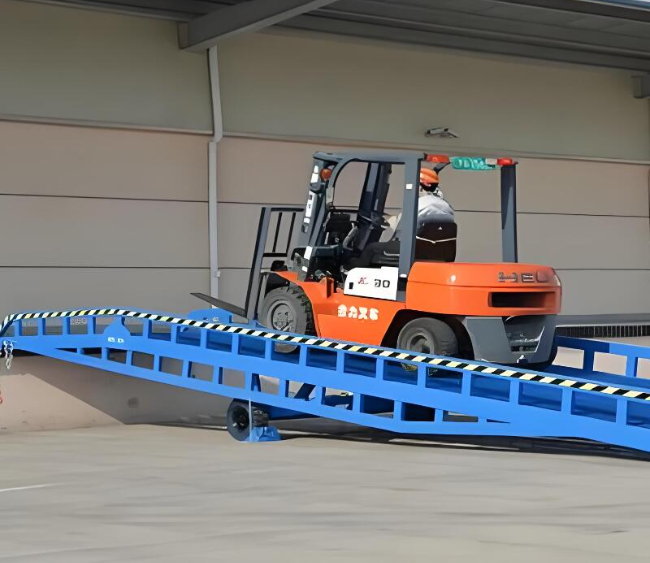 七叉镇移动式卸货平台（叉车用）